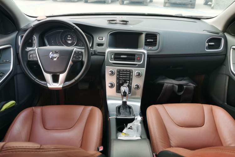 Used Volvo S60 2014 S60L 2.0T Zhiyuan Edition Interior 2