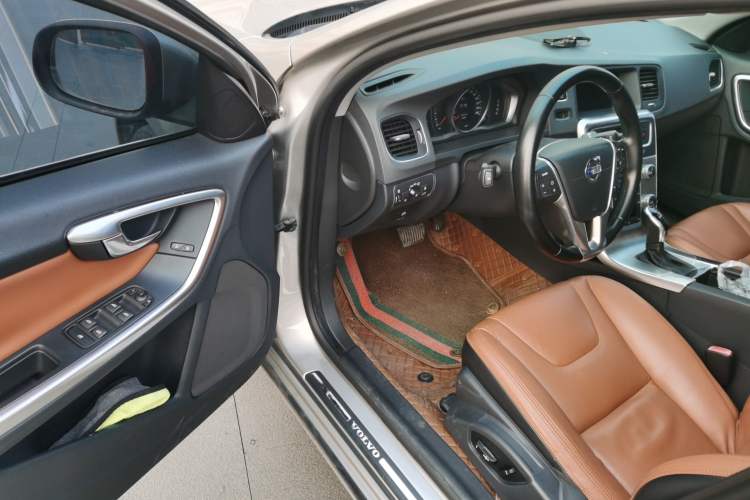 Used Volvo S60 2014 S60L 2.0T Zhiyuan Edition Interior 3
