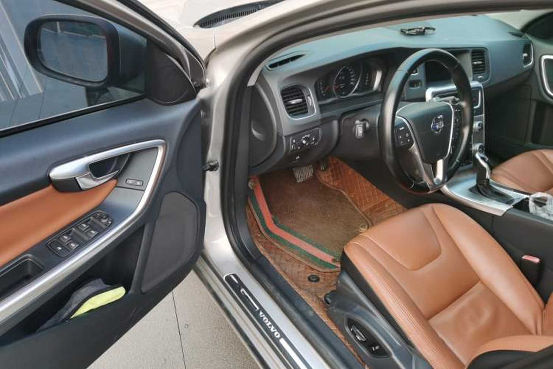 Used Volvo S60 2014 S60L 2.0T Zhiyuan Edition Interior 3