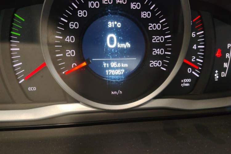 Used Volvo S60 2014 S60L 2.0T Intelligent Upgrade Edition Odometer Close Up
