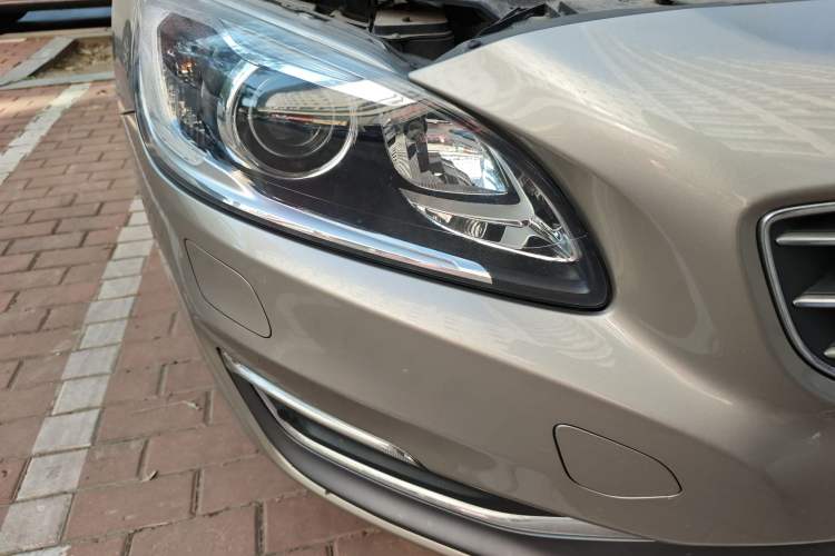Used Volvo S60 2014 S60L 2.0T Zhiyuan Edition Right Front Headlight