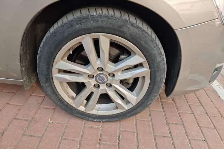 Used Volvo S60 2014 S60L 2.0T Zhiyuan Edition Right Front Wheel Hub