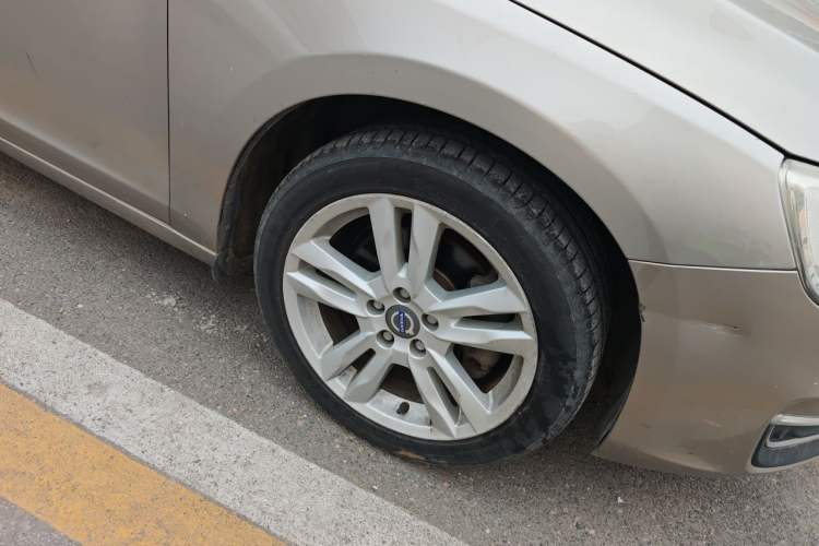 Used Volvo S60 2014 S60L 2.0T Zhiyuan Edition Right Front Wheel Hub