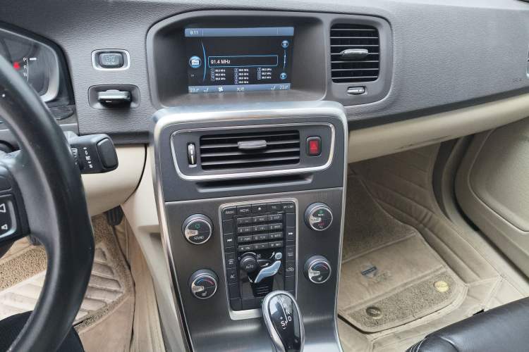 Used Volvo S60 2014 S60L 2.0T Zhiyuan Edition Audio And AC Panel