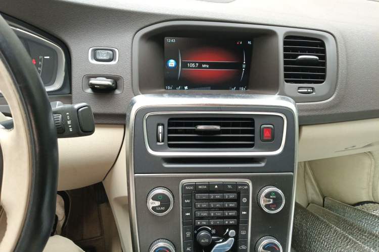 Used Volvo S60 2014 S60L T5 Intelligent Drive Edition Audio And AC Panel