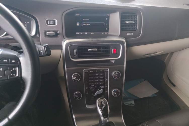 Used Volvo S60 2014 S60L 2.0T Zhiyuan Edition Audio And AC Panel