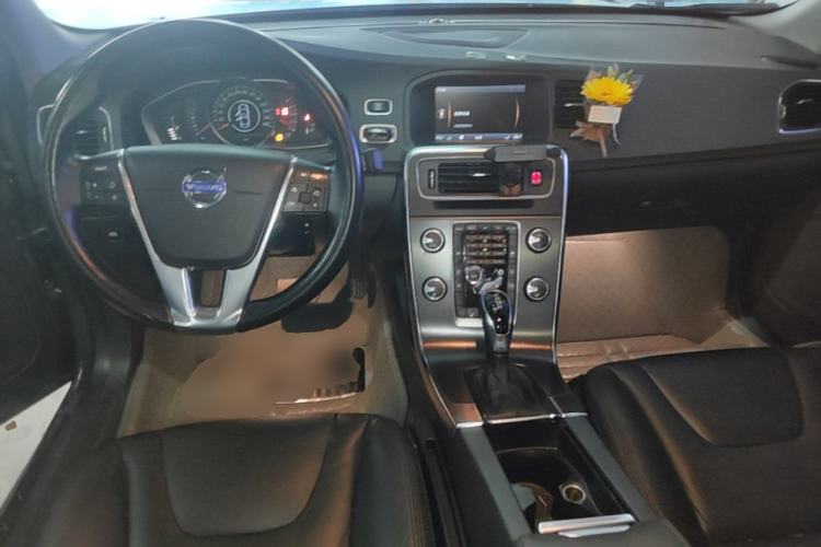 Used Volvo S60 2014 S60L 2.0T Zhiyuan Edition Center Console