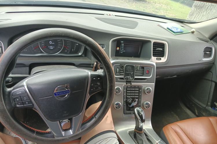 Used Volvo S60 2014 S60L 2.0T Zhiyuan Edition Center Console
