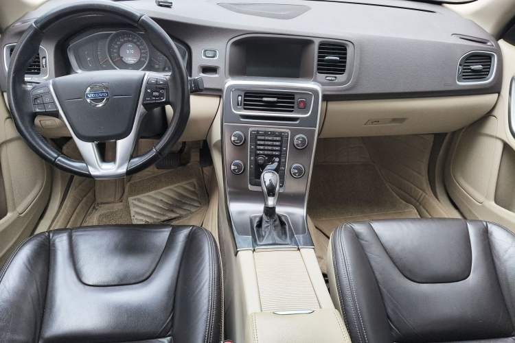 Used Volvo S60 2014 S60L 2.0T Zhiyuan Edition Center Console