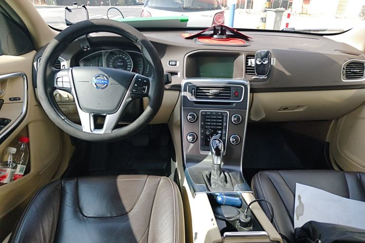 Used Volvo S60 2014 S60L 2.0T Zhiyuan Edition Center Console