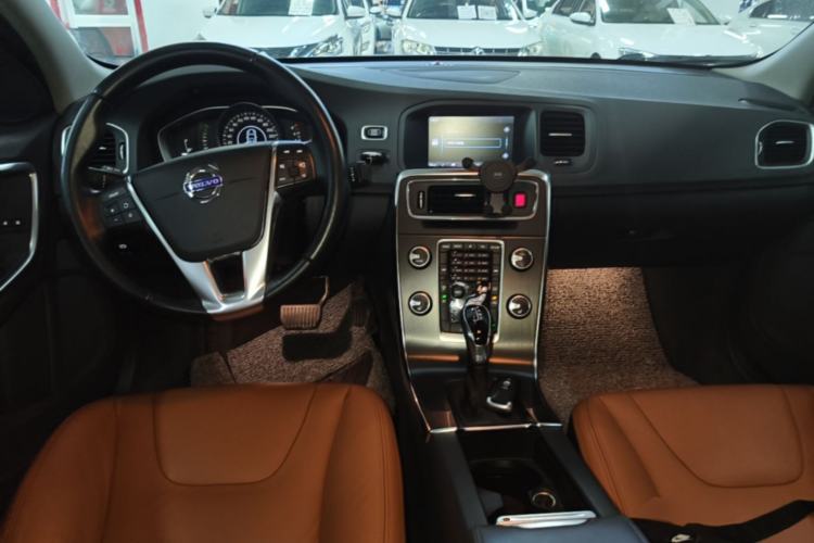Used Volvo S60 2014 S60L 2.0T Zhiyuan Edition Center Console