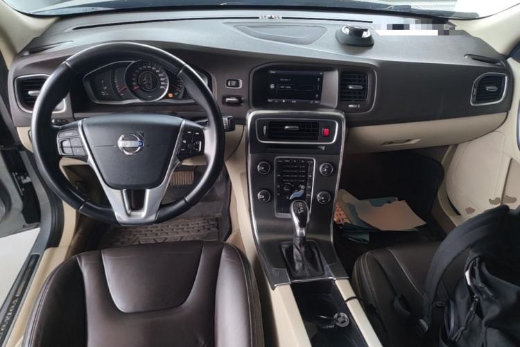 Used Volvo S60 2014 S60L 2.0T Zhiyuan Edition Center Console