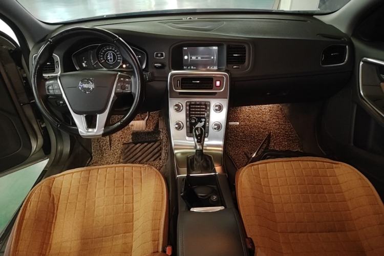 Used Volvo S60 2014 S60L 2.0T Zhiyuan Edition Center Console