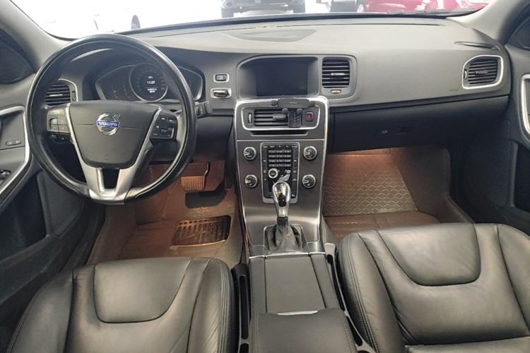 Used Volvo S60 2014 S60L 2.0T Zhiyuan Edition Center Console