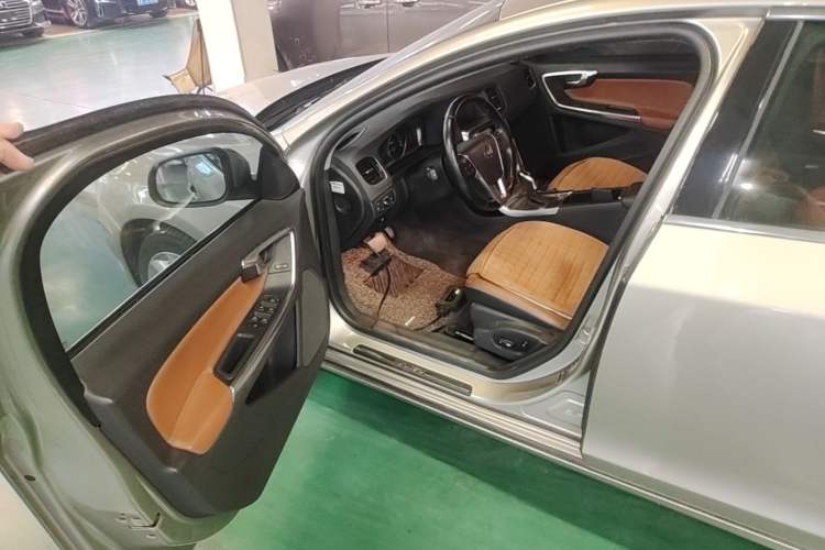 Used Volvo S60 2014 S60L 2.0T Zhiyuan Edition Driver Seat