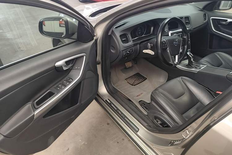 Used Volvo S60 2014 S60L 2.0T Zhiyuan Edition Driver Seat