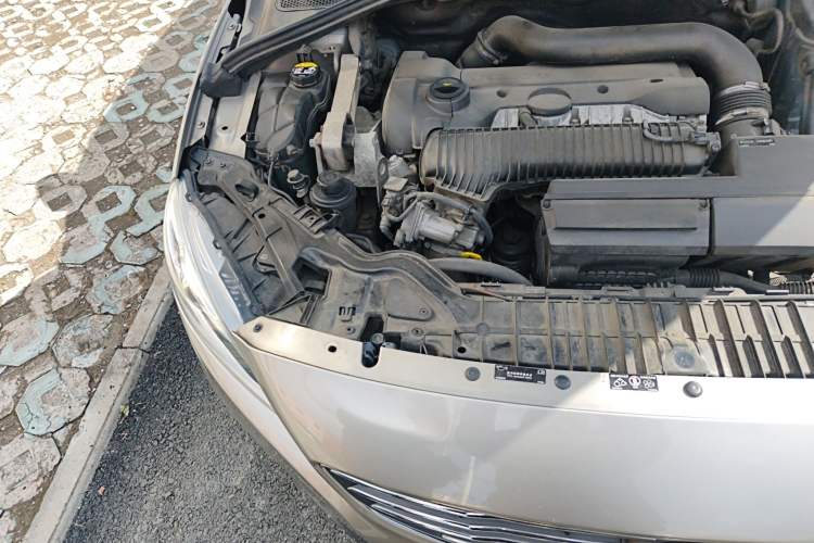 Used Volvo S60 2014 S60L 2.0T Zhiyuan Edition Engine Bay Right