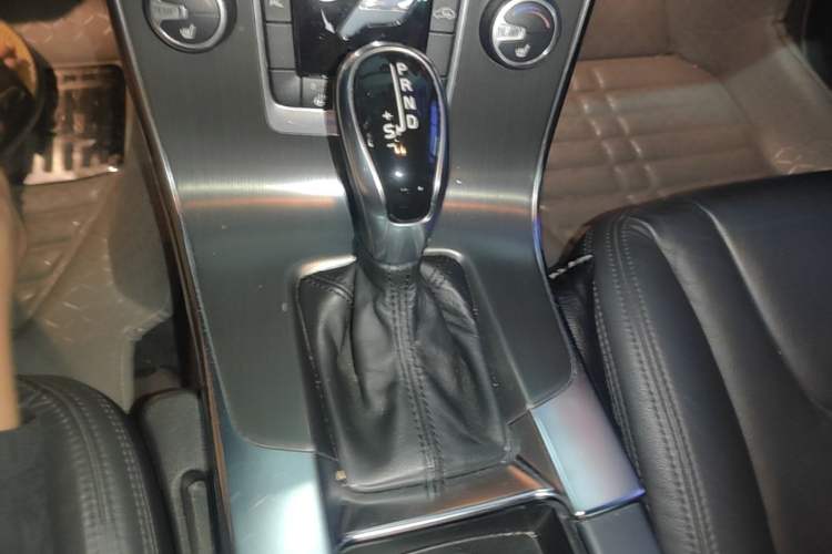 Used Volvo S60 2014 S60L 2.0T Zhiyuan Edition Gear Lever