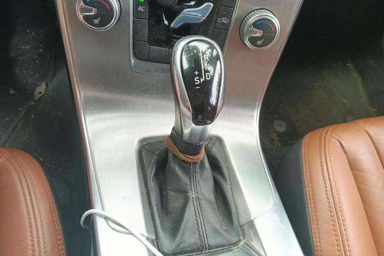 Used Volvo S60 2014 S60L 2.0T Zhiyuan Edition Gear Lever