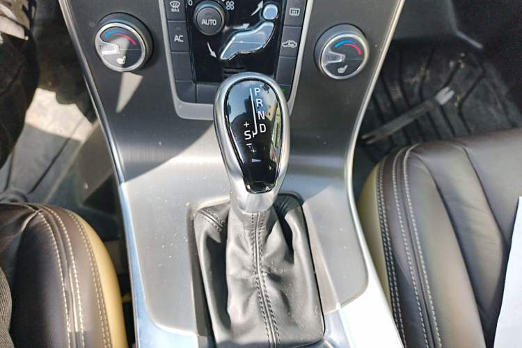 Used Volvo S60 2014 S60L 2.0T Zhiyuan Edition Gear Lever