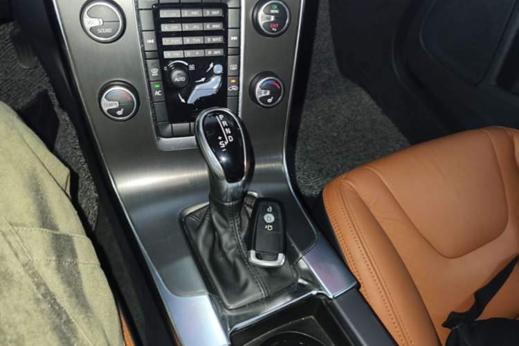 Used Volvo S60 2014 S60L 2.0T Zhiyuan Edition Gear Lever