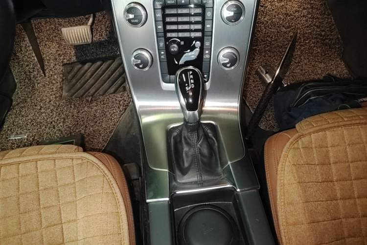 Used Volvo S60 2014 S60L 2.0T Zhiyuan Edition Gear Lever