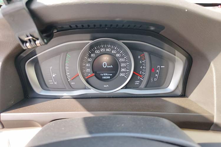 Used Volvo S60 2014 S60L 2.0T Zhiyuan Edition Instrument Cluster