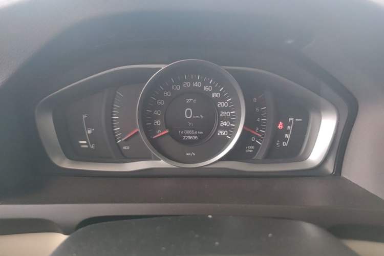 Used Volvo S60 2014 S60L 2.0T Zhiyuan Edition Instrument Cluster