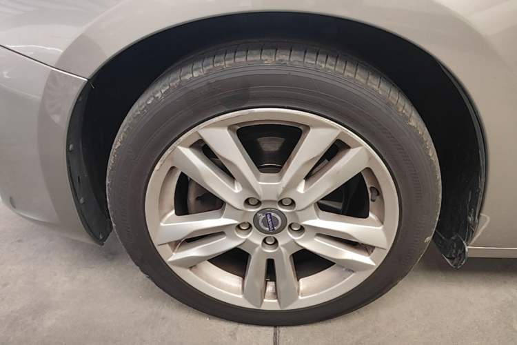 Used Volvo S60 2014 S60L 2.0T Zhiyuan Edition Left Front Wheel Hub
