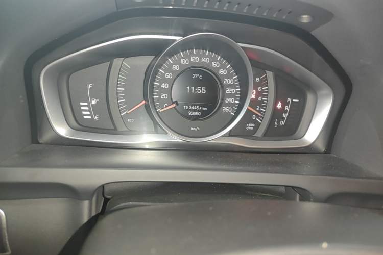 Used Volvo S60 2014 S60L 2.0T Zhiyuan Edition Odometer Close Up