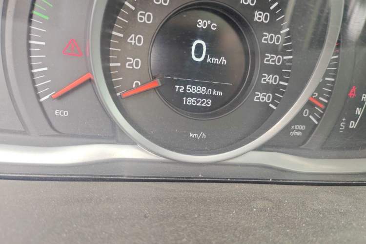 Used Volvo S60 2014 S60L 2.0T Zhiyuan Edition Odometer Close Up