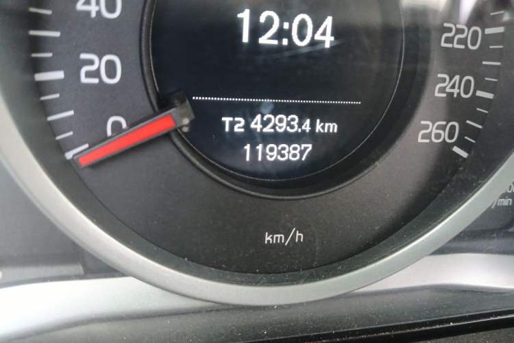 Used Volvo S60 2014 S60L 2.0T Zhiyuan Edition Odometer Close Up