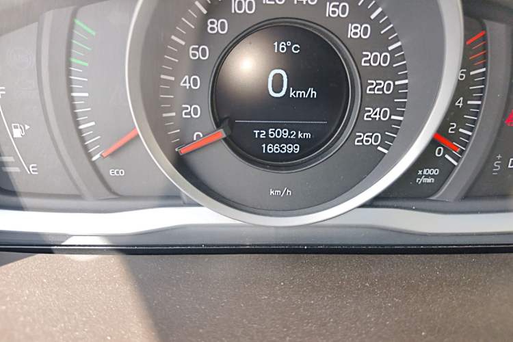 Used Volvo S60 2014 S60L 2.0T Zhiyuan Edition Odometer Close Up