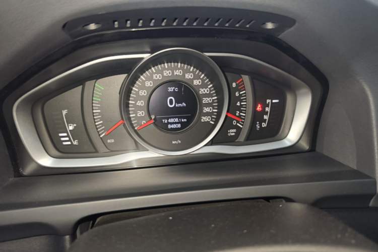 Used Volvo S60 2014 S60L 2.0T Zhiyuan Edition Odometer Close Up