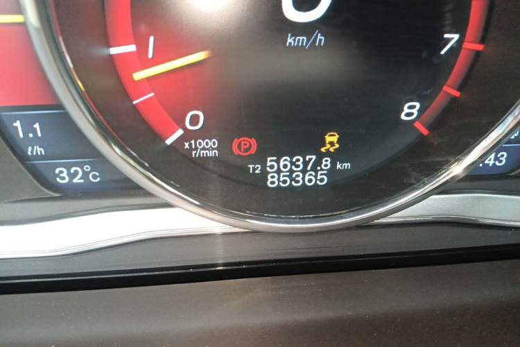 Used Volvo S60 2014 S60L T5 Intelligent Drive Edition Odometer Close Up