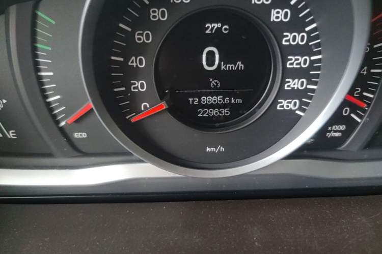 Used Volvo S60 2014 S60L 2.0T Zhiyuan Edition Odometer Close Up