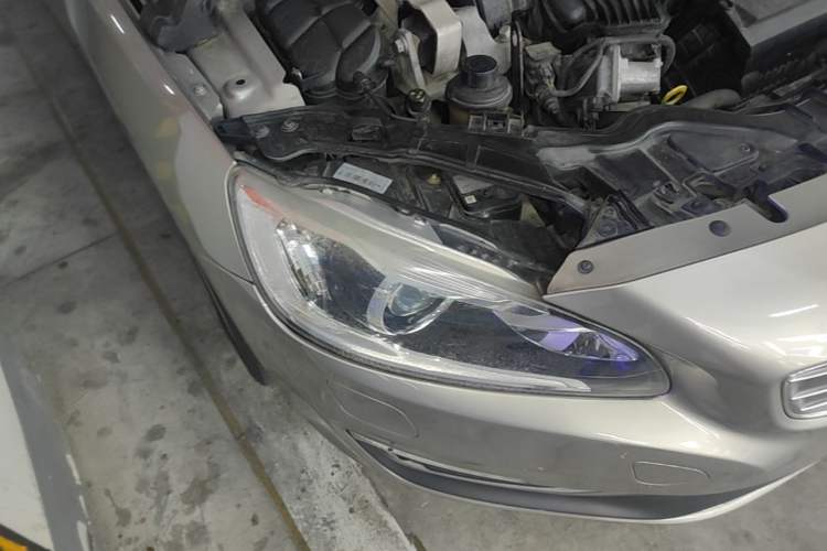 Used Volvo S60 2014 S60L 2.0T Zhiyuan Edition Right Front Headlight