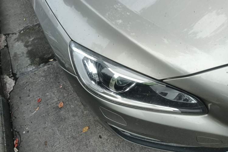 Used Volvo S60 2014 S60L 2.0T Zhiyuan Edition Right Front Headlight