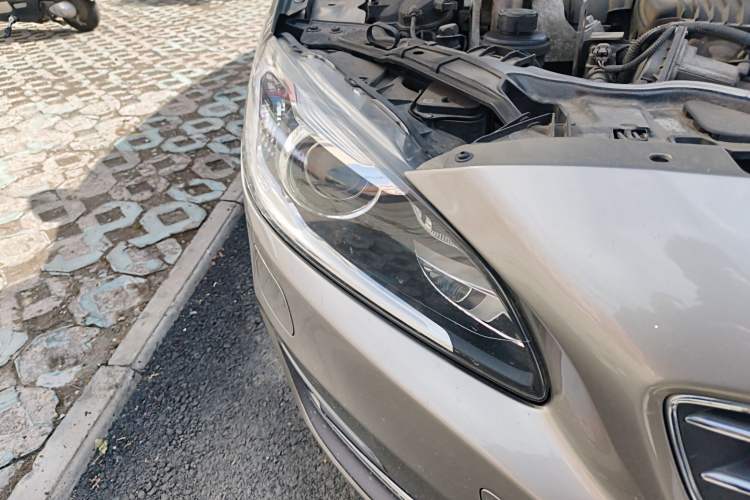 Used Volvo S60 2014 S60L 2.0T Zhiyuan Edition Right Front Headlight