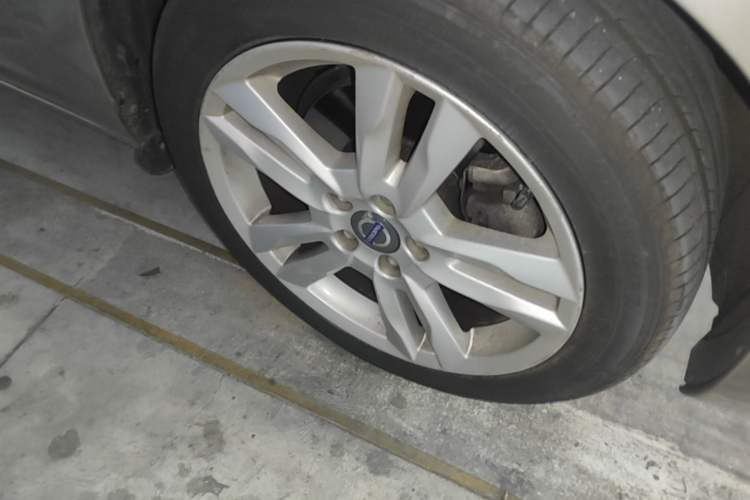Used Volvo S60 2014 S60L 2.0T Zhiyuan Edition Right Front Wheel Hub