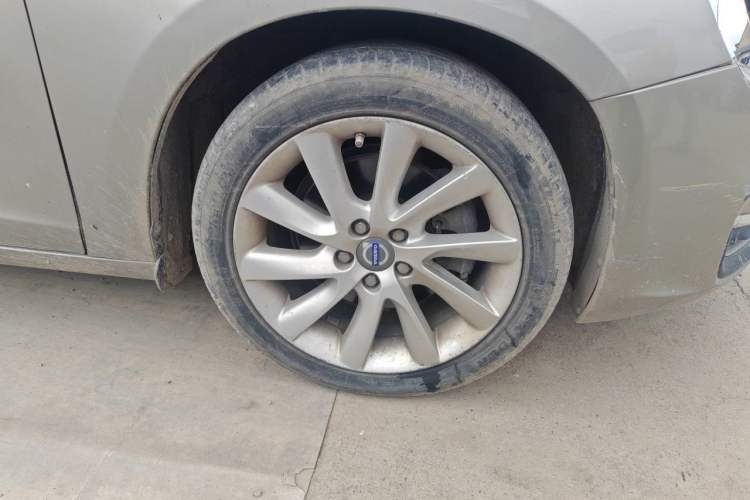 Used Volvo S60 2014 S60L 2.0T Zhiyuan Edition Right Front Wheel Hub