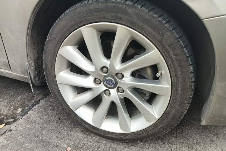 Used Volvo S60 2014 S60L 2.0T Zhiyuan Edition Right Front Wheel Hub