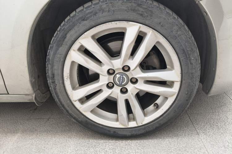 Used Volvo S60 2014 S60L 2.0T Zhiyuan Edition Right Front Wheel Hub