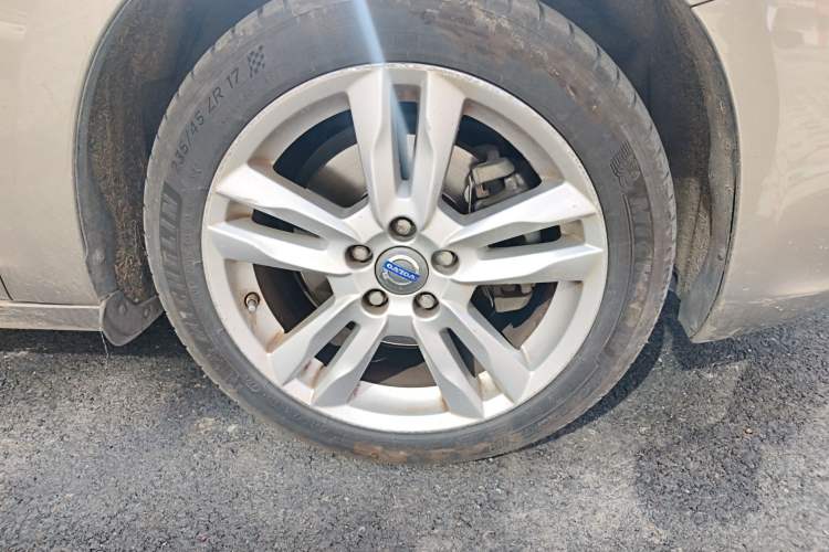 Used Volvo S60 2014 S60L 2.0T Zhiyuan Edition Right Front Wheel Hub