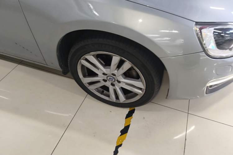 Used Volvo S60 2014 S60L 2.0T Zhiyuan Edition Right Front Wheel Hub