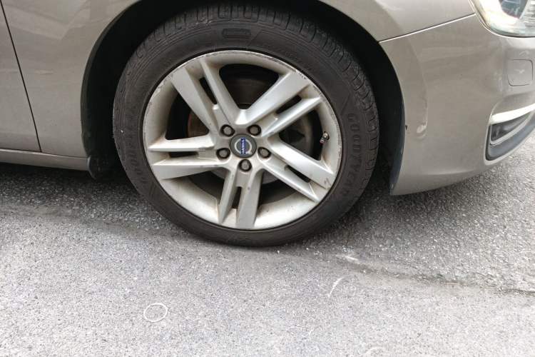 Used Volvo S60 2014 S60L T5 Intelligent Drive Edition Right Front Wheel Hub
