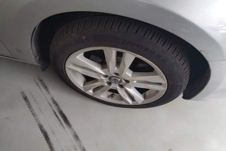 Used Volvo S60 2014 S60L 2.0T Zhiyuan Edition Right Front Wheel Hub