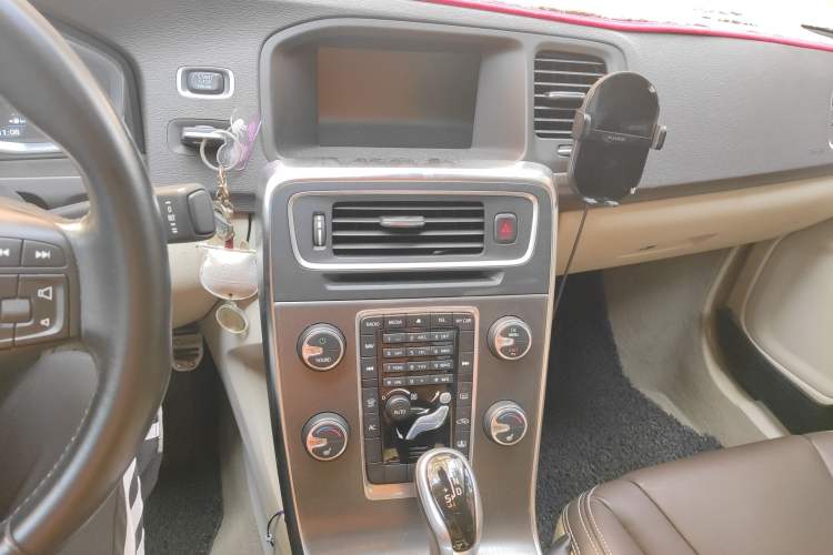 Used Volvo S60 2014 S60L T5 Intelligent Drive Edition Audio And AC Panel
