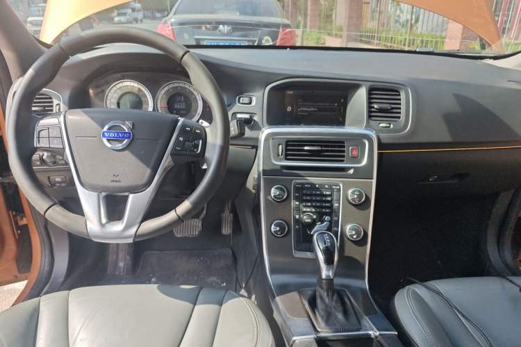 Used Volvo S60 2014 T5 Zhiya Edition Center Console