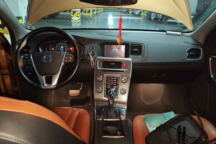 Used Volvo S60 2014 S60L 2.0T Zhiyuan Edition Center Console